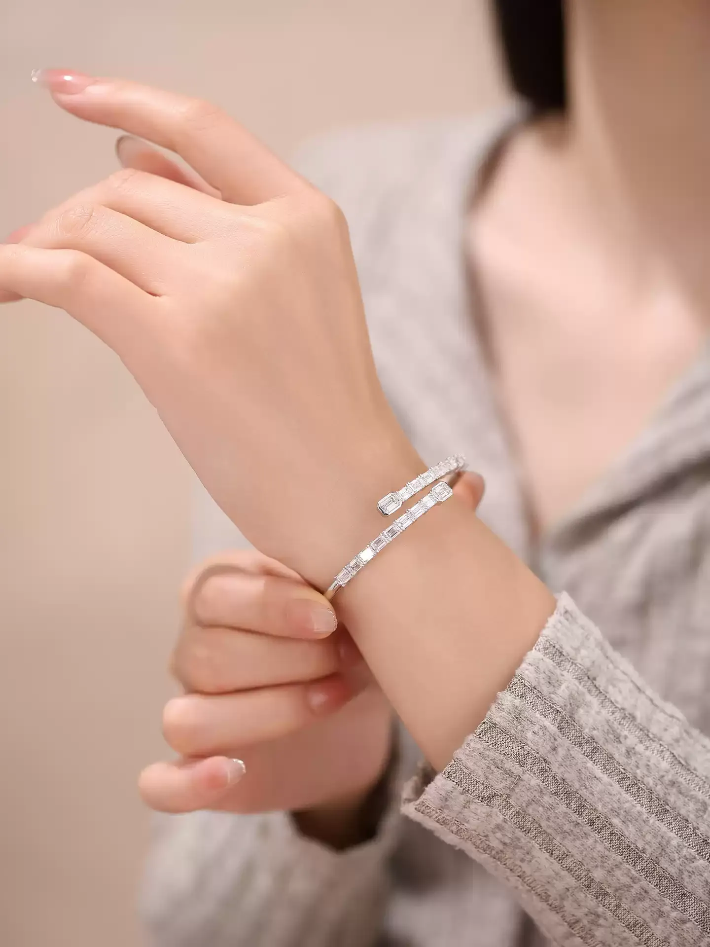 Kingdom Bracelet Emerald Cuff - View 3