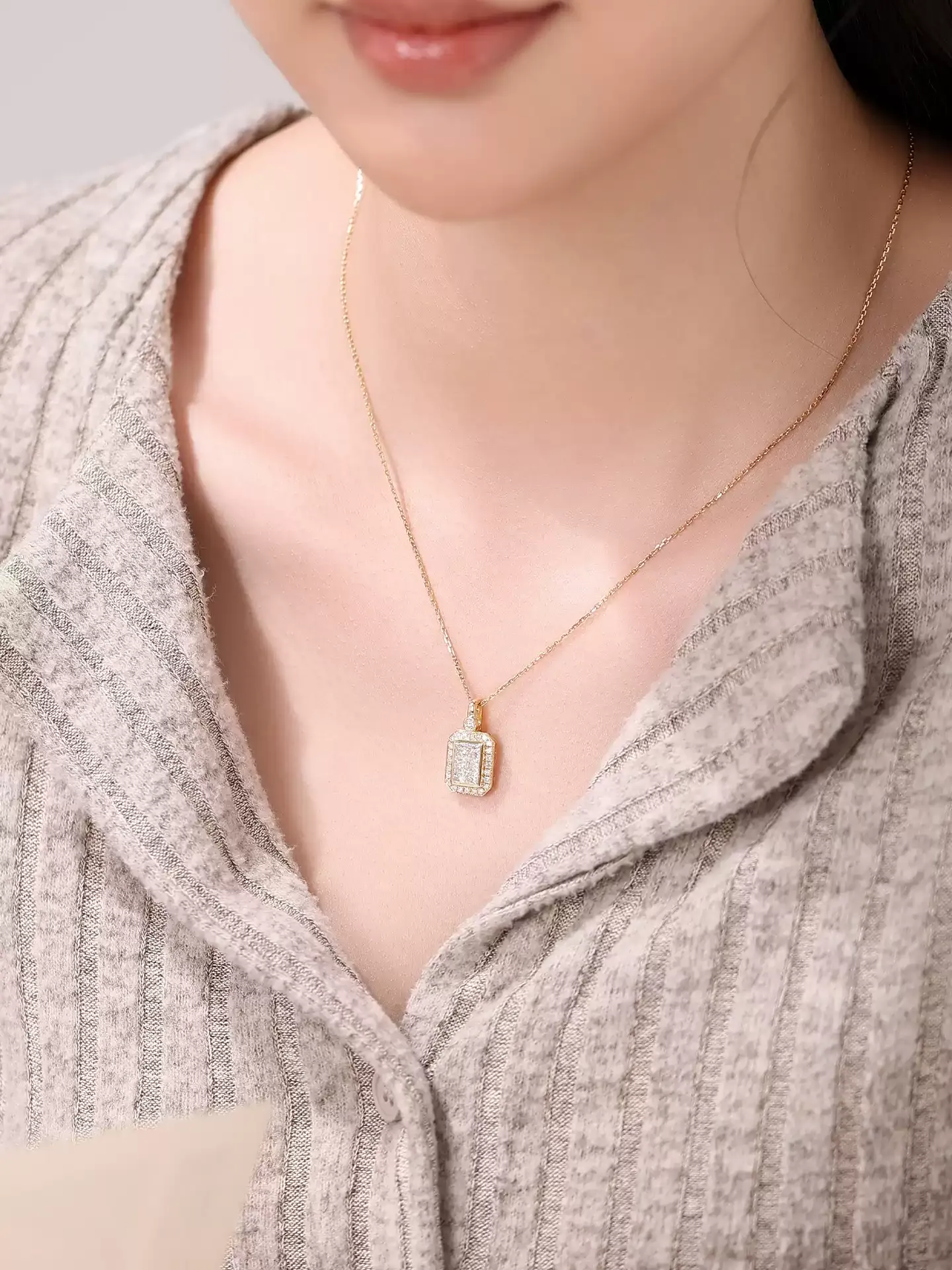 Kingdom Necklace Perfume Bottle - View 3